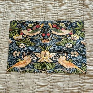 Scalloped bird placemats